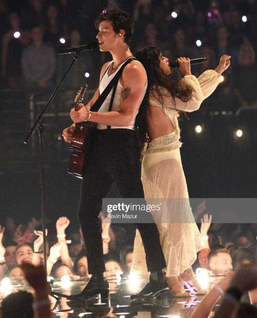 Sân khấu gây thất vọng của Shawn Mendes và Camila Cabello tại VMAs: Chẳng có cảnh hôn nào nhưng lời đồn đồng tính lại dấy lên vì 5s cuối cùng - Ảnh 4.