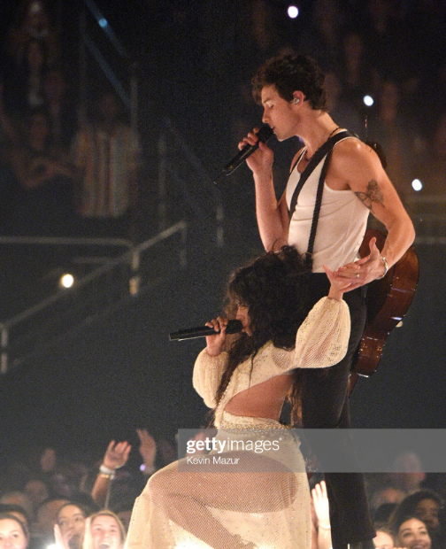 Sân khấu gây thất vọng của Shawn Mendes và Camila Cabello tại VMAs: Chẳng có cảnh hôn nào nhưng lời đồn đồng tính lại dấy lên vì 5s cuối cùng - Ảnh 5.