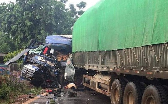 2 xe tải đâm nhau nát đầu ở Sơn La, 1 tài xế chết tại chỗ - Ảnh 1.