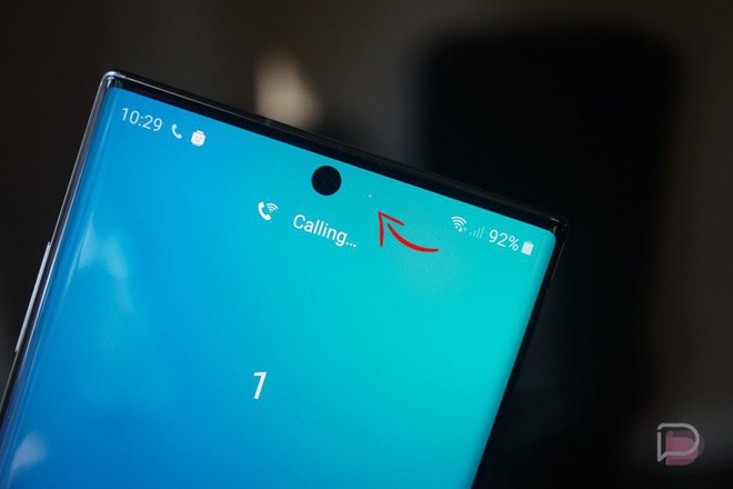 Thấy chấm trắng nhấp nháy này trên màn Galaxy Note 10, chớ vội lầm tưởng máy bị dính điểm ảnh chết - Ảnh 1.
