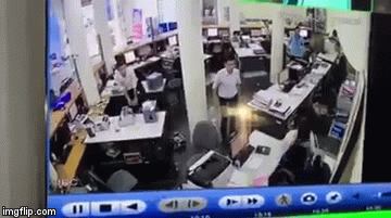 Xôn xao clip nữ nhân viên hốt hoảng chưa kịp chui xuống gầm bàn đã bị tên cướp kề dao uy hiếp, cướp ngân hàng ở Lào Cai - Ảnh 2.