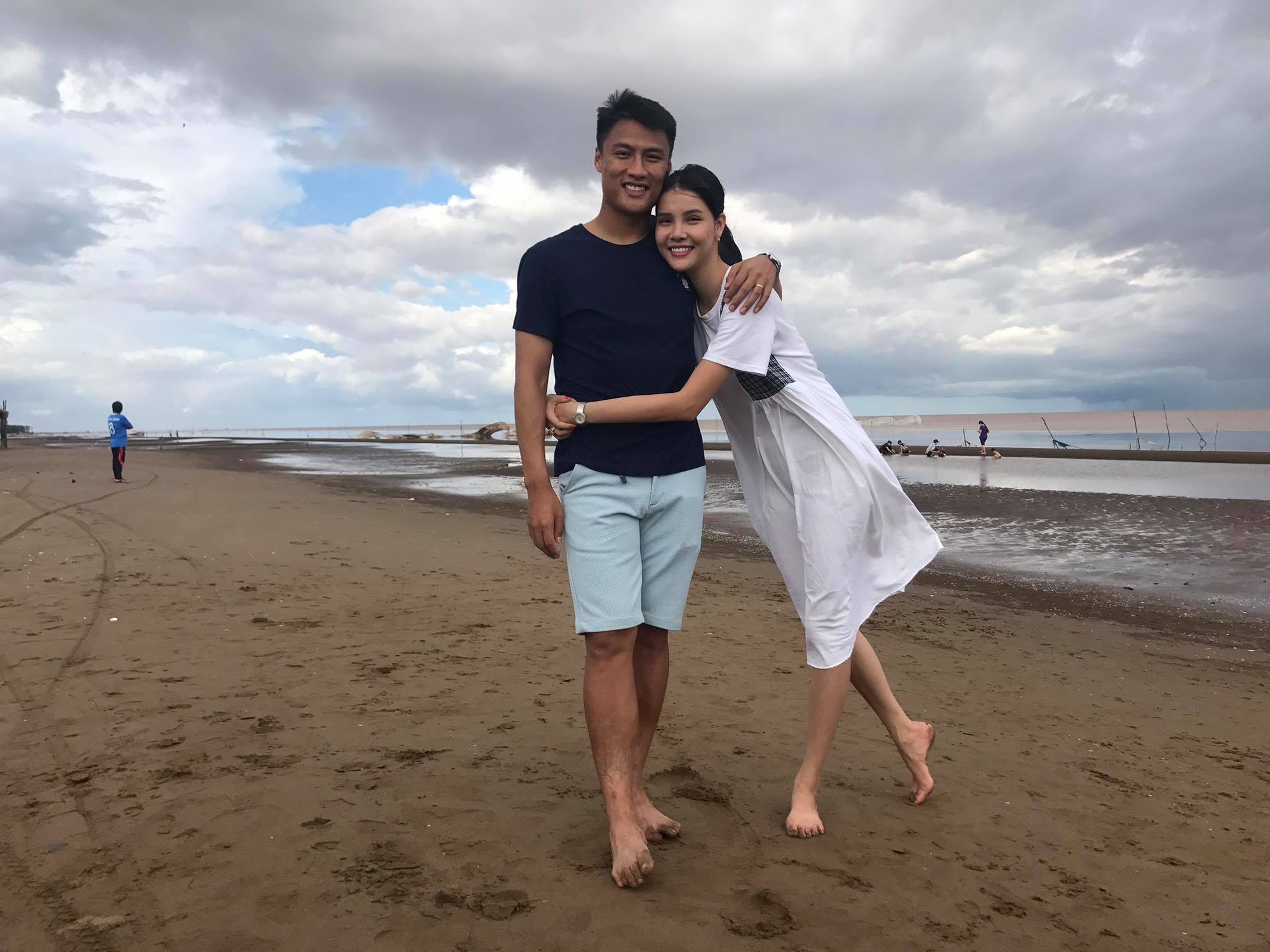 Vợ chồng Kỳ H&acirc;n - Mạc Hồng Qu&acirc;n khoe ảnh du lịch b&igrave;nh dị m&agrave; hạnh ph&uacute;c - Ảnh 1.