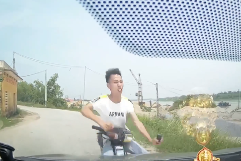 Clip: &Ocirc;m cua ẩu kh&ocirc;ng l&agrave;m chủ được tốc độ, thanh ni&ecirc;n Dream chiến đau điếng v&igrave; đấu đầu &ocirc; t&ocirc; con - Ảnh 2.