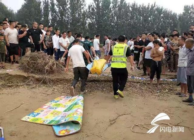 Tai nạn đuối nước thương tâm: 2 đứa trẻ trượt chân té sông, bố cùng bạn bè nhảy xuống cứu, kết quả tất cả đều mất tích - Ảnh 2.