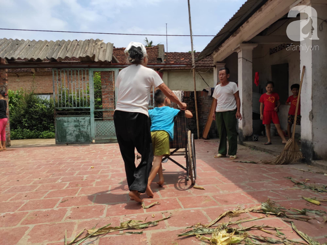 Xót cảnh hai vợ chồng già nuôi con tâm thần, chăm cháu tàn tật - Ảnh 6.