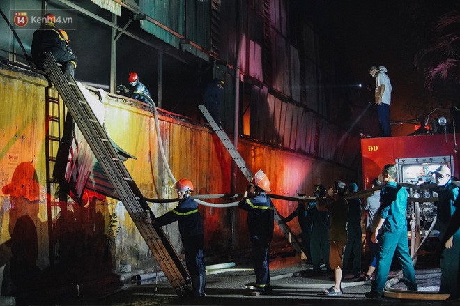 Toàn bộ nhà xưởng công ty phích nước Rạng Đông được quây kín bạt sau vụ cháy kinh hoàng - Ảnh 1.