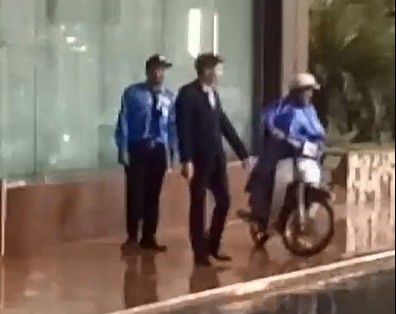 Bảo vệ khách sạn 5 sao ở Hà Nội không cho người dân trú mưa, quản lý lên tiếng: Đó là đường của khách VIP đến, đỗ như vậy gây cản trở - Ảnh 5.