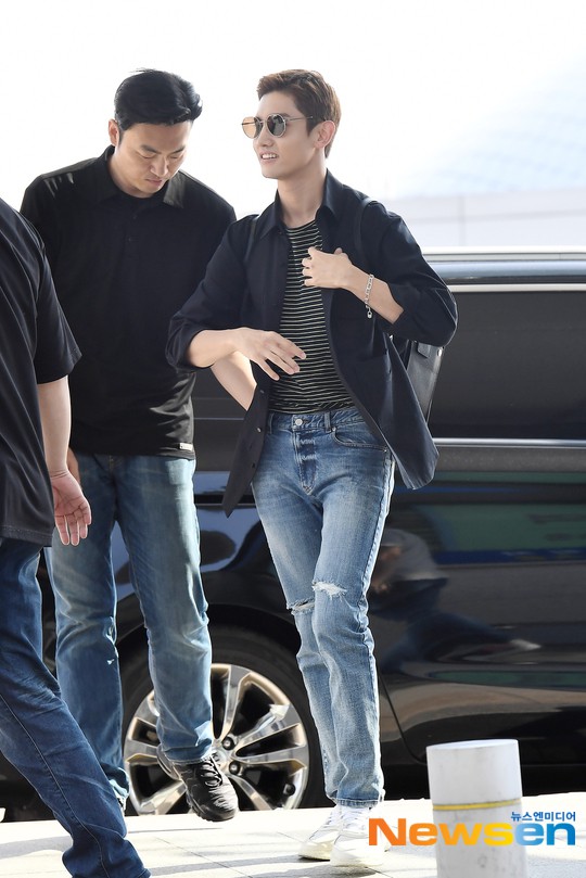 C&oacute; ai như ph&oacute; chủ tịch Park Seo Joon, lột x&aacute;c với đầu quả dừa &uacute;p ngược m&agrave; vẫn khiến s&acirc;n bay n&aacute;o loạn - Ảnh 9.