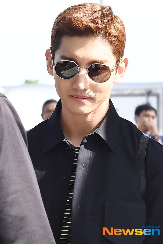C&oacute; ai như ph&oacute; chủ tịch Park Seo Joon, lột x&aacute;c với đầu quả dừa &uacute;p ngược m&agrave; vẫn khiến s&acirc;n bay n&aacute;o loạn - Ảnh 10.