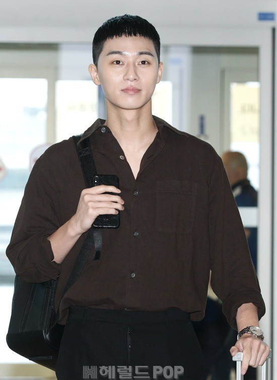 C&oacute; ai như ph&oacute; chủ tịch Park Seo Joon, lột x&aacute;c với đầu quả dừa &uacute;p ngược m&agrave; vẫn khiến s&acirc;n bay n&aacute;o loạn - Ảnh 3.