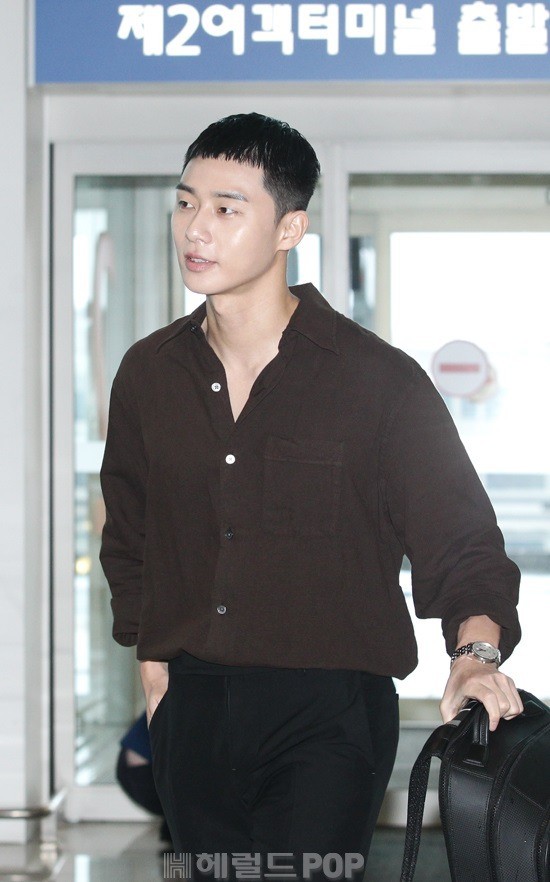 C&oacute; ai như ph&oacute; chủ tịch Park Seo Joon, lột x&aacute;c với đầu quả dừa &uacute;p ngược m&agrave; vẫn khiến s&acirc;n bay n&aacute;o loạn - Ảnh 6.