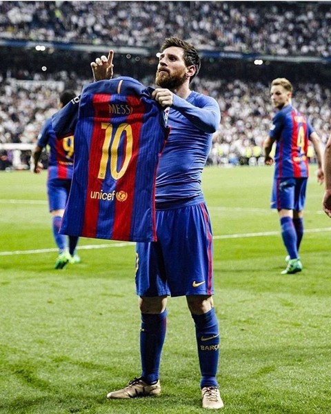 Messi, bắt chước, giống hệt: Các fan của Messi đều muốn học hỏi và bắt chước những cú đá tuyệt vời của anh ta. Hãy xem hình ảnh mới nhất của Messi để cập nhật những kỹ năng đá bóng mới nhất và học hỏi việc bắt chước để trở thành nhà vô địch như Messi.
