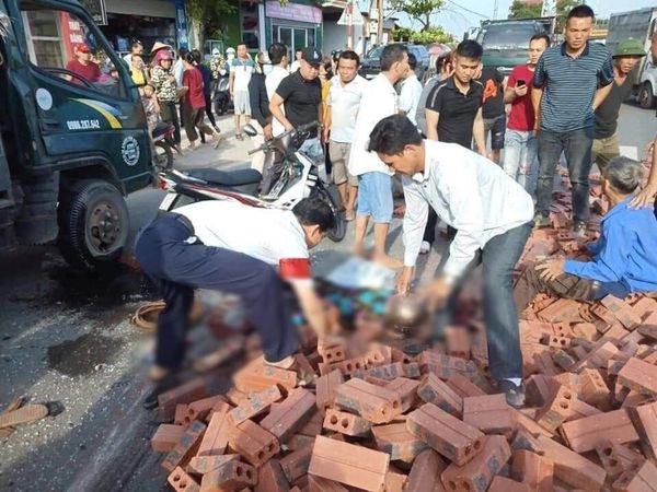 Va chạm với xe chở gạch, vợ tử vong người chồng bị thương nặng - Ảnh 1.