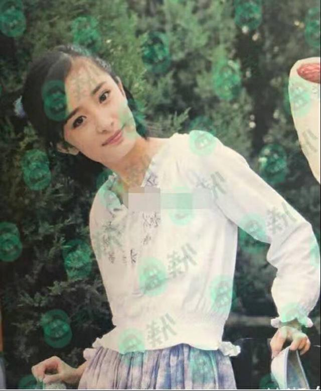 Lộ ảnh cũ năm 15 tuổi, Dương Mịch hoàn toàn bị lép vế trước 1 mỹ nhân cho tới giờ vẫn kém cạnh sự nghiệp - Ảnh 1.