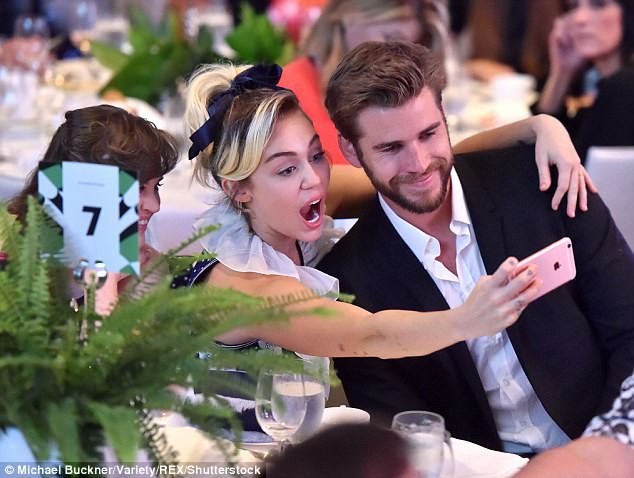 Những khoảnh khắc của các cặp sao Hollywood khiến fan phải đỏ mặt: Justin, Miley chưa gây sốc bằng vợ chồng Cardi B - Ảnh 1.