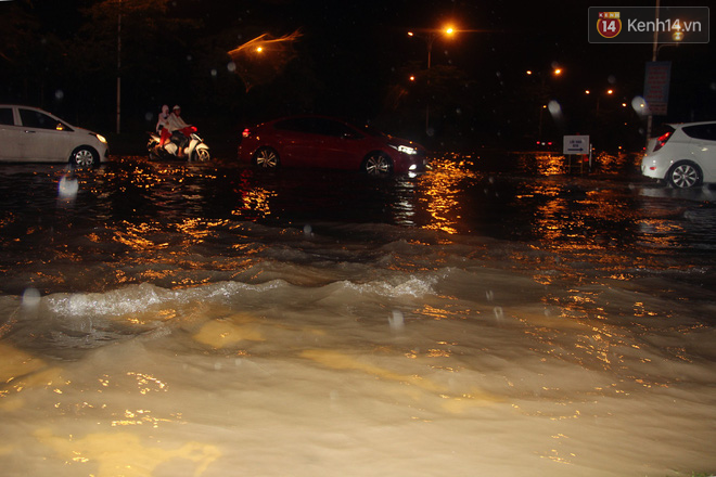 Hà Nội tiếp tục mưa lớn, đường phố ngập sâu như sông trong đêm - Ảnh 10.