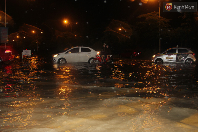 Hà Nội tiếp tục mưa lớn, đường phố ngập sâu như sông trong đêm - Ảnh 9.
