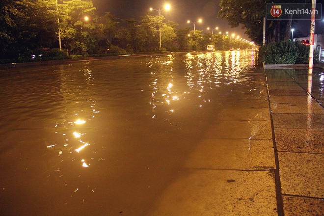 Hà Nội tiếp tục mưa lớn, đường phố ngập sâu như sông trong đêm - Ảnh 2.