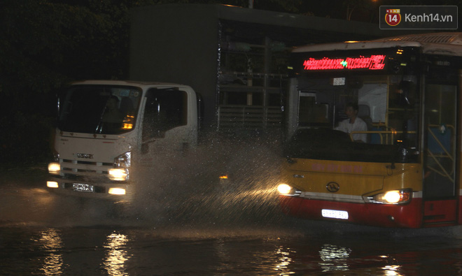 Hà Nội tiếp tục mưa lớn, đường phố ngập sâu như sông trong đêm - Ảnh 13.