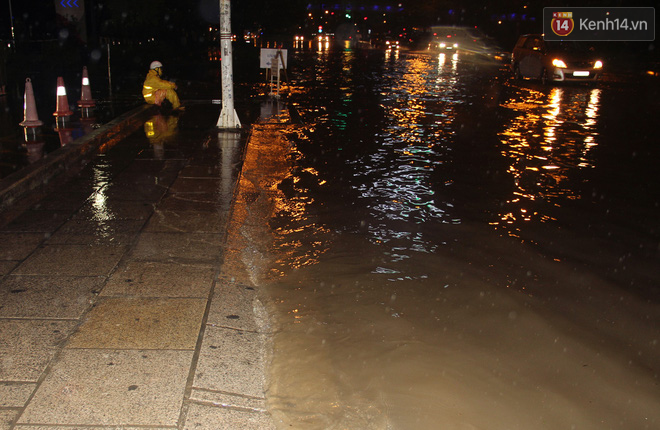 Hà Nội tiếp tục mưa lớn, đường phố ngập sâu như sông trong đêm - Ảnh 11.
