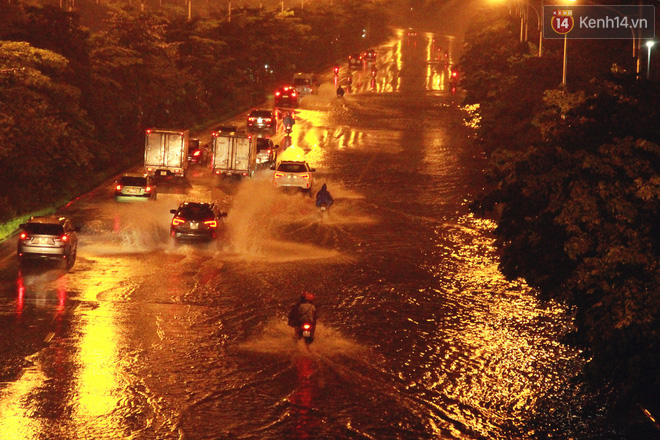 Hà Nội tiếp tục mưa lớn, đường phố ngập sâu như sông trong đêm - Ảnh 1.