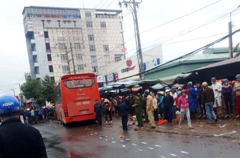 Xe khách lao vào chợ ven đường, ít nhất 3 người chết - Ảnh 1.