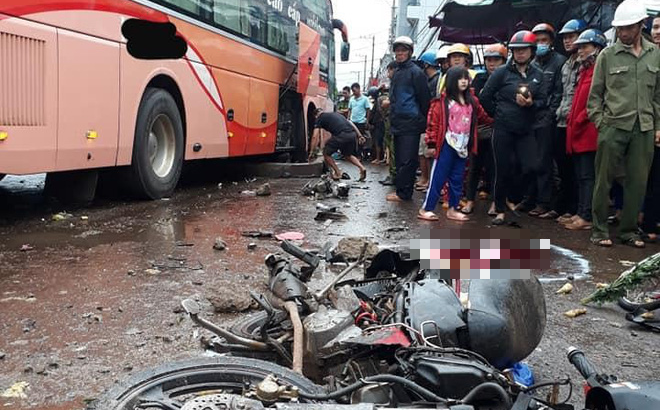 Lời kể kinh hoàng của người chứng kiến xe khách lao thẳng vào chợ khiến 4 người tử vong ở Gia Lai - Ảnh 1.