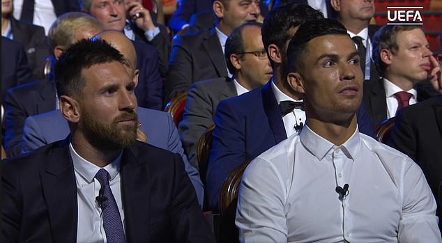 Phát biểu triết lý khó hiểu trong buổi trao giải, huyền thoại MU khiến Messi lẫn Ronaldo ngẩn tò te - Ảnh 2.