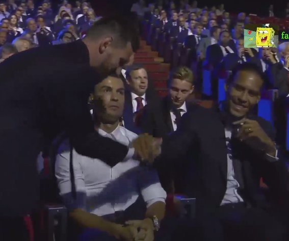 Cười nghi&ecirc;ng ngả với biểu cảm cực đắt gi&aacute; của Ronaldo khi chứng kiến Messi ẵm danh hiệu cao qu&yacute; ngay trước mắt - Ảnh 1.