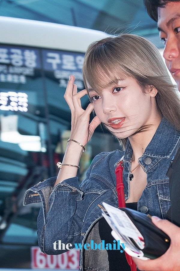 Màn đọ sắc cực hiếm của 2 thánh eo thon Lisa và Taeyeon tại sân bay: Idol hot nhất Gen3 liệu có vượt mặt đàn chị? - Ảnh 15.