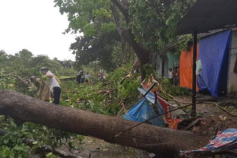 Gió lốc càn quét huyện miền núi, mưa lớn diện rộng ở Nghệ An và Hà Tĩnh do ảnh hưởng bão số 4 - Ảnh 2.