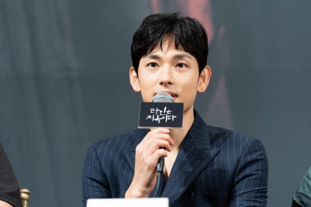 Mỹ nam tiết lộ sở thích kì lạ của Lee Dong Wook: Mỗi lần gặp phải sờ yết hầu, quên không rờ lại thấy thiếu thiếu? - Ảnh 4.