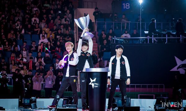 Faker c&ugrave;ng đồng đội c&oacute; qu&aacute; nhiều lợi thế để l&ecirc;n ng&ocirc;i v&ocirc; địch LCK một lần nữa! - Ảnh 4.