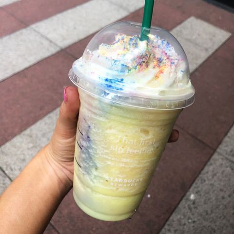 Bi h&agrave;i m&oacute;n c&agrave; ph&ecirc; sống ảo của Starbucks: Quảng c&aacute;o đủ bảy sắc cầu vồng, về đến tay chỉ c&ograve;n m&agrave;u cỏ &uacute;a buồn h&eacute;o hắt - Ảnh 7.
