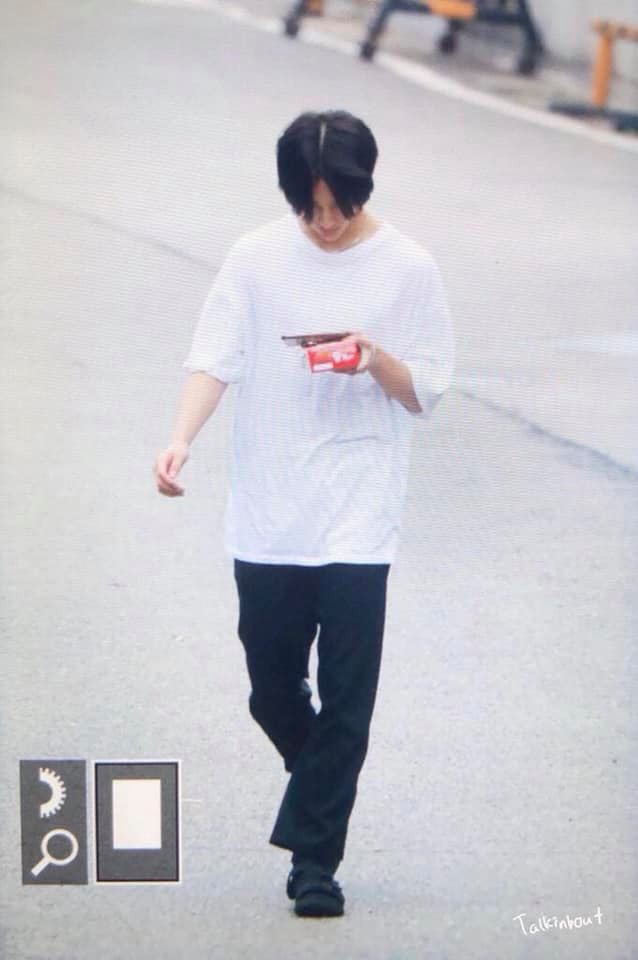 Hyunjin (Stray kids) hiện nguy&ecirc;n h&igrave;nh fan cuồng Hotel Del Luna: Vội đi l&agrave;m vẫn tranh thủ c&agrave;y phim của IU - Ảnh 3.