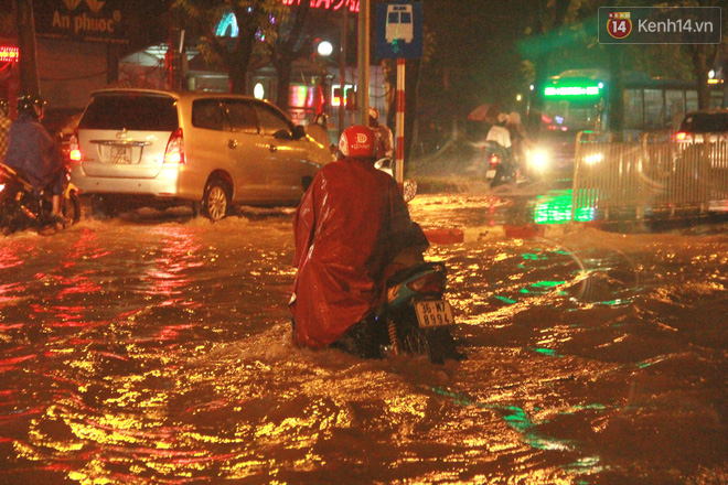 Hà Nội mưa như nước đổ, nhiều tuyến đường ngập sâu không thể di chuyển - Ảnh 6.