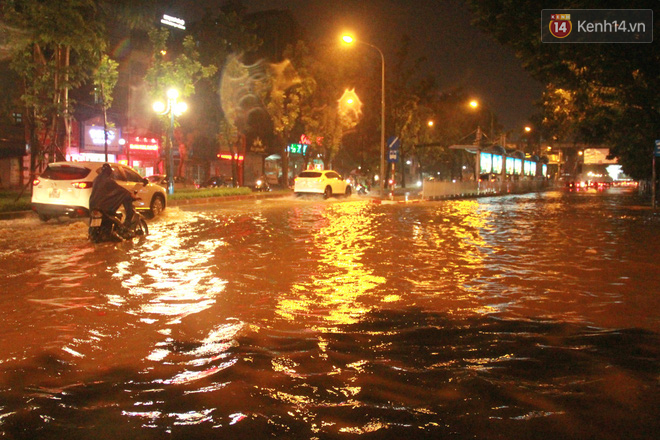 H&agrave; Nội mưa như nước đổ, nhiều tuyến đường ngập s&acirc;u kh&ocirc;ng thể di chuyển - Ảnh 3.
