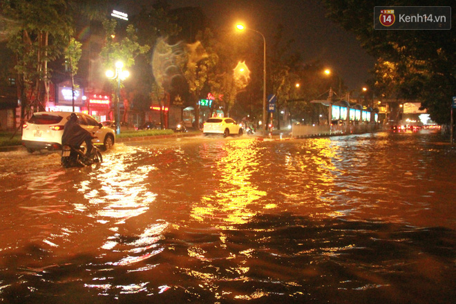 Hà Nội mưa như nước đổ, nhiều tuyến đường ngập sâu không thể di chuyển - Ảnh 3.