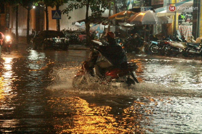 Hà Nội mưa như nước đổ, nhiều tuyến đường ngập sâu không thể di chuyển - Ảnh 17.