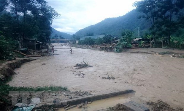 Hai vợ chồng bị lũ cuốn tr&ocirc;i khi đang qua suối ở Sa Pa - Ảnh 1.