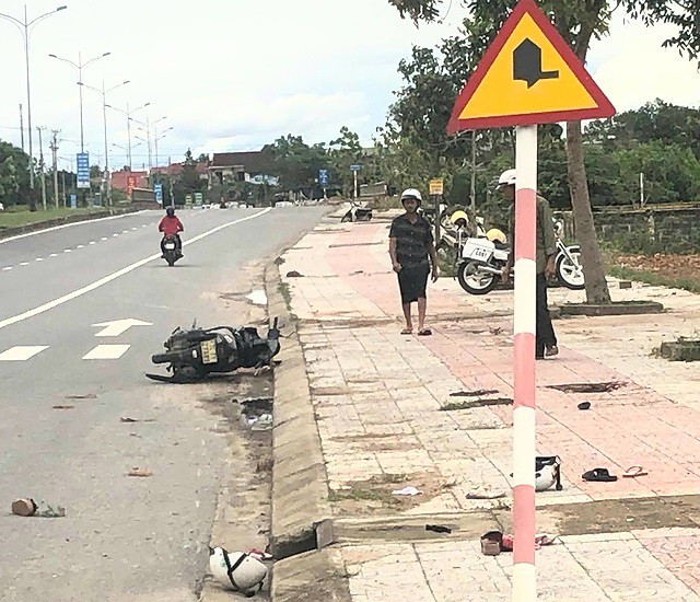 3 bà cháu thương vong sau cú xe máy lao thẳng vào cột báo giao thông - Ảnh 1.