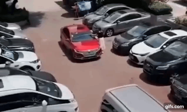 Đến b&atilde;i đậu xe c&ograve;n thủ sẵn thước d&acirc;y, h&agrave;nh động của người phụ nữ khiến d&acirc;n mạng chết cười nhưng cũng nể hết cỡ - Ảnh 2.