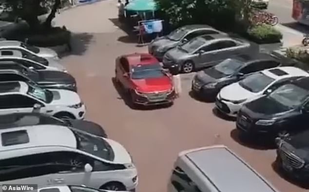 Đến b&atilde;i đậu xe c&ograve;n thủ sẵn thước d&acirc;y, h&agrave;nh động của người phụ nữ khiến d&acirc;n mạng chết cười nhưng cũng nể hết cỡ - Ảnh 3.