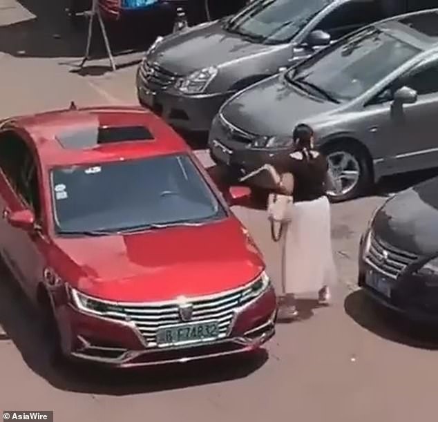 Đến b&atilde;i đậu xe c&ograve;n thủ sẵn thước d&acirc;y, h&agrave;nh động của người phụ nữ khiến d&acirc;n mạng chết cười nhưng cũng nể hết cỡ - Ảnh 4.