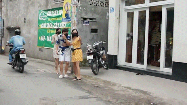 Đông Nhi, Trấn Thành, Lâm Vỹ Dạ cùng nhau bịt kín mặt, đột nhập 1 quán bún ở Sài Gòn: hoá ra chính là quán cực hot lâu nay - Ảnh 1.