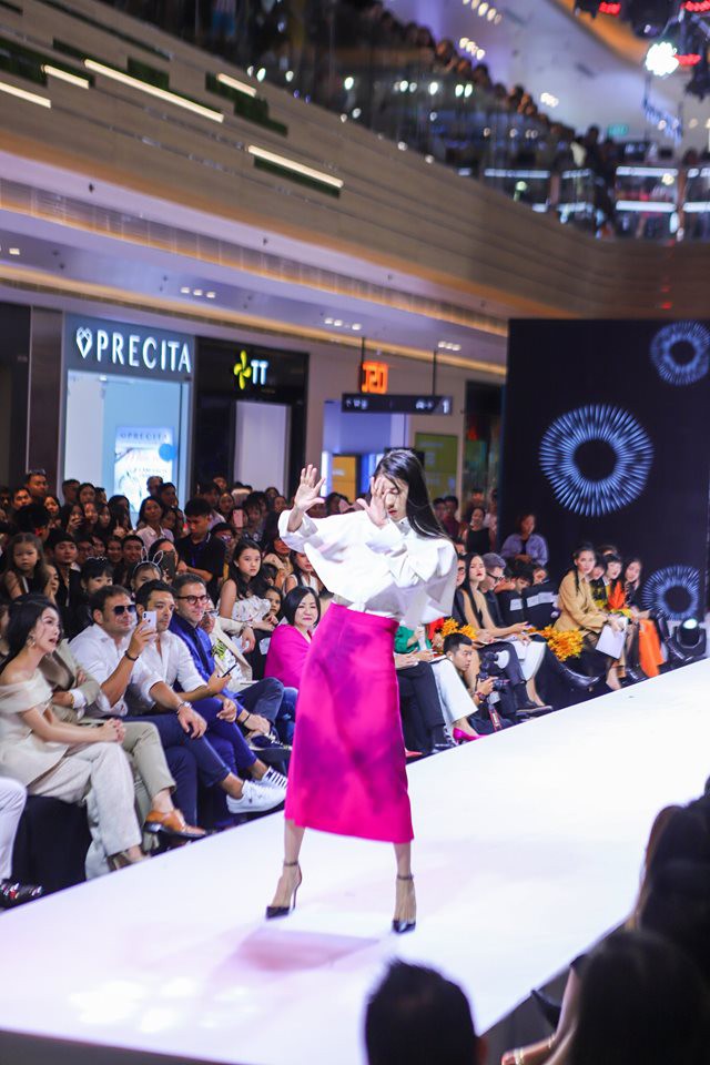 VNTM: Mặc trang phục lão hóa nên thí sinh Top Model Online thi nhau catwalk uể oải, co giật? - Ảnh 6.