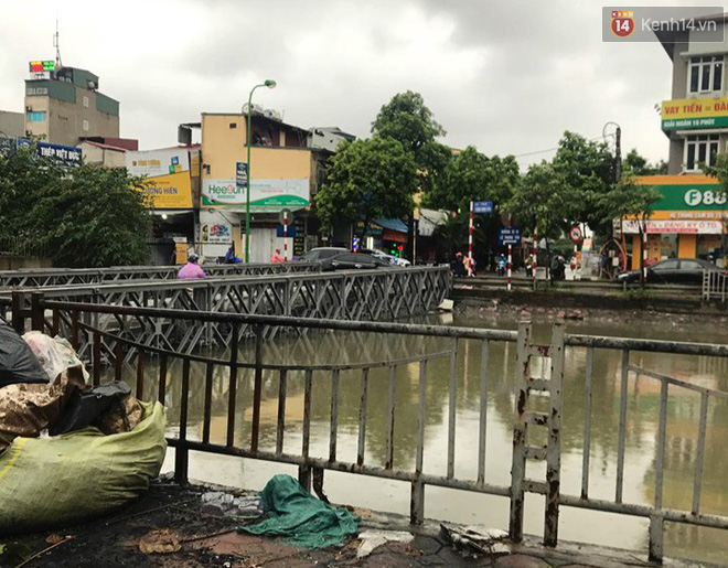 Mưa lớn, cây xanh tại Hà Nội đổ gục hàng loạt, dây điện chằng chịt trên vỉa hè - Ảnh 2.