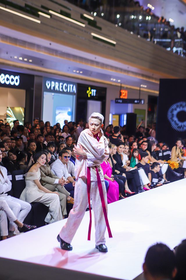 VNTM: Mặc trang phục lão hóa nên thí sinh Top Model Online thi nhau catwalk uể oải, co giật? - Ảnh 7.