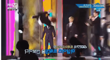 C&aacute;c th&aacute;nh hậu đậu nổi tiếng của Kpop: L&agrave;m hỏng đồ, tự ng&atilde; v&agrave; nhiều khoảnh khắc kh&oacute; đỡ đến fan cũng phải bất lực - Ảnh 21.