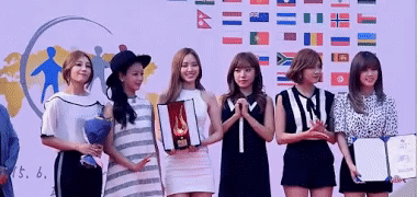 C&aacute;c th&aacute;nh hậu đậu nổi tiếng của Kpop: L&agrave;m hỏng đồ, tự ng&atilde; v&agrave; nhiều khoảnh khắc kh&oacute; đỡ đến fan cũng phải bất lực - Ảnh 29.